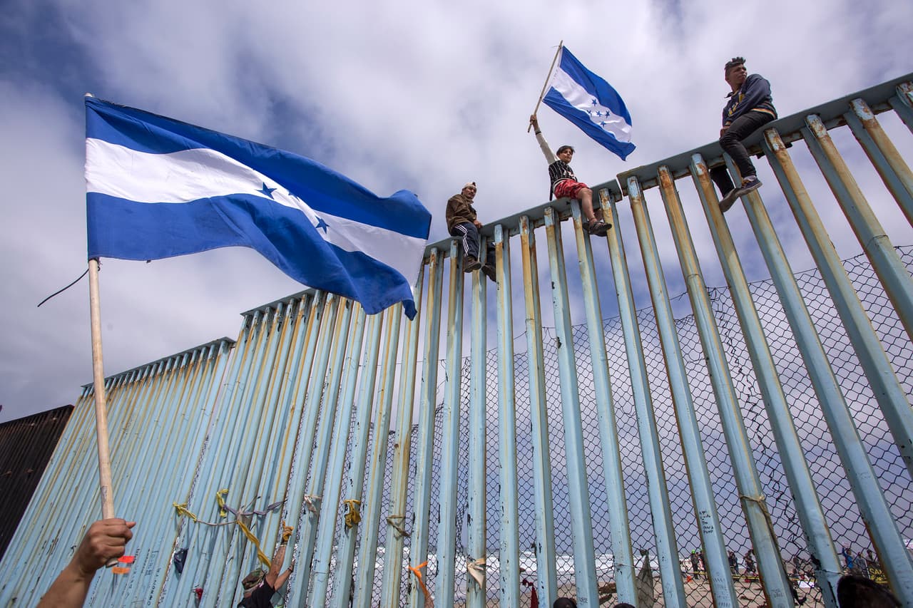 Mientras los organizadores de la caravana eligieron los 50 casos más vulnerables para entrar de primero a la aduana de EEUU, otro grupo de migrantes se dirigió a la valla fronteriza en el Parque de La Amistad, el extremo oeste de la frontera entre EEUU y México. Allí realizaron una protesta donde algunos migrantes treparon la barda divisoria.