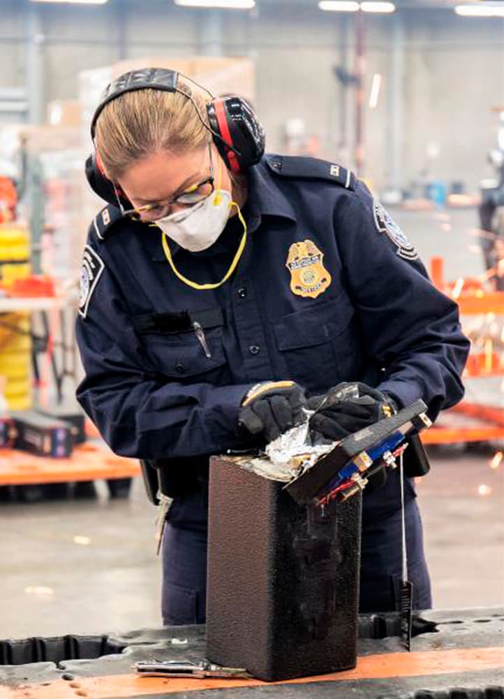 A diarios, el inventario de lo que se decomisa y los lugares en donde encuentran las drogas, podría sorprender hasta a los más incrédulos. (U.S. Customs and Border Protection via AP)