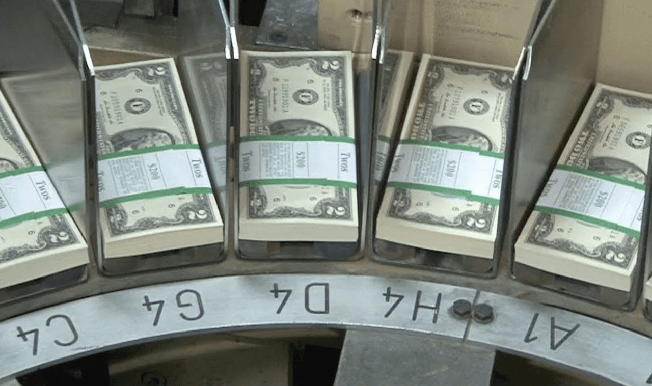 Al contrario de lo que se piensa el billete de dos dólares se puede encontrar en los bancos o en las tiendas de coleccionistas de 
<b><a href="https://www.univision.com/local/los-angeles-kmex/recuerda-revisar-tus-centavos-pueden-valer-miles-de-dolares-fotos-fotos">monedas</a></b>.