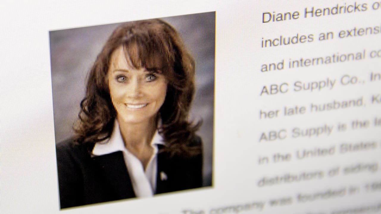 <b>2. Diane Hendricks, empresaria de materiales de construcción, tiene un património de 4,900 millones de dólares. </b>Es funadadora y presidenta de
<b> </b>ABC Supply, uno de las mayores distribuidoras mayoristas de techos, revestimientos y ventanas en EEUU. En 2016 compró el distribuidor de materiales de construcción L & W Supply por 674 millones, lo que agregó nuevos productos a la cartera de su compañia. Confundó el negocio con su difunto esposo Ken en Beloit, Wisconsin, hace 35 años. Ella lo ha dirigido desde su muerte en 2007.