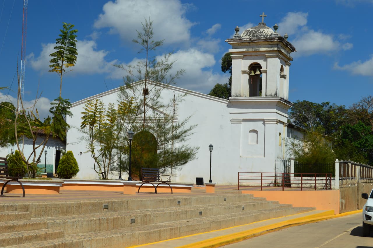 La iniciativa de erradicación de la pobreza del presidente Hernández, 'Vida Mejor', es muy evidente en Valladolid, en la provincia occidental de Lempira, incluida esta iglesia. Foto de Jeff Ernst.