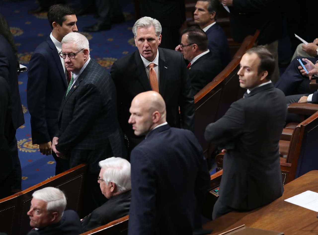 El líder de la minoría republicana, Kevin McCarthy, junto a otros representantes de su partido durante la votación. Poco después, en una rueda de prensa, reclamó que la votación en contra de la resolución habría sido bipartidista, dado que dos demócratas, Colin Peterson y Jeff Van Drew, también la rechazaron.