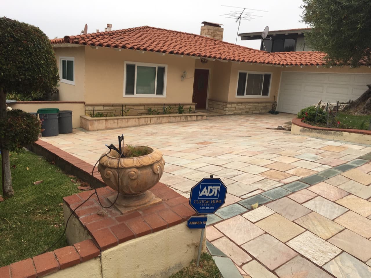 Los hermanos de Naasón Joaquín, Benjamín y Uzziel, son dueños de esta residencia en Palos Verdes Estates, una adinerada comunidad en la Península de Palos Verdes, en el condado de Los Ángeles.