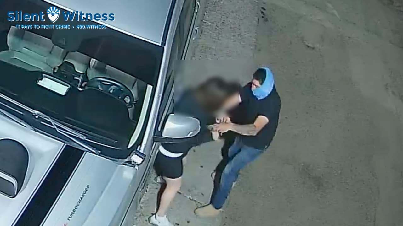 Cámara capta momento en el que un encapuchado asalta a una mujer en Phoenix
