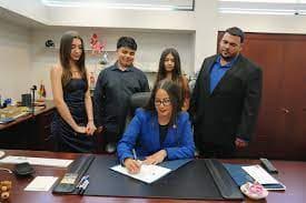 Alcaldesa interina de Hialeah presenta candidatura