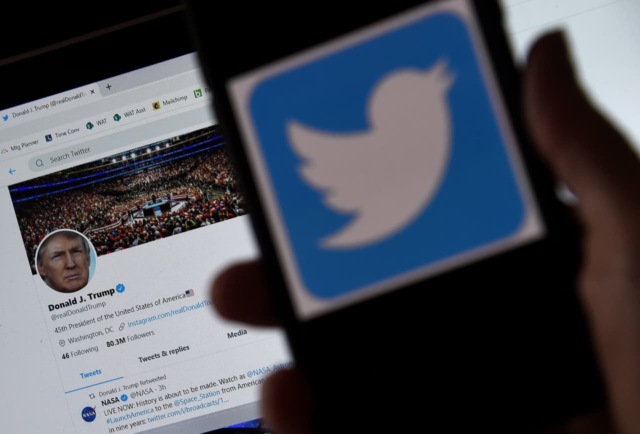 Trump tiene previsto arremeter contra Twitter y Facebook por bloquear sus cuentas
