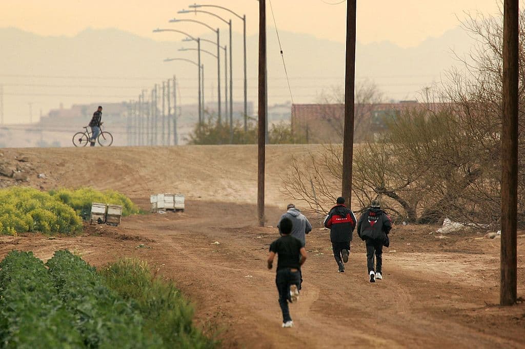 Imagen de archivo de 2006 cuando los saltos masivos de indocumentados eran comunes en la valla de San Luis