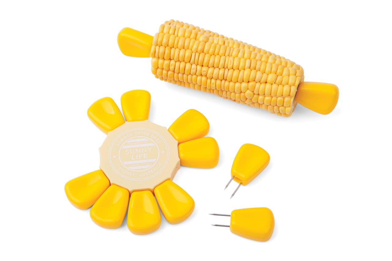 <b>Pinchos: </b>morder un elote cocido, nunca será más fácil y limpio con estos pinchos que hacen referencia a los granos de una mazorca, los cuales se insertan en cada uno de los extremos para sujetarlo y evitar así manchar tus dedos. El set contiene seis pares de pinchos. |De venta en: 
<b><a href="http://www.sunnylife.com/">Sunny Life, </a></b>$22 dólares. 
<br>