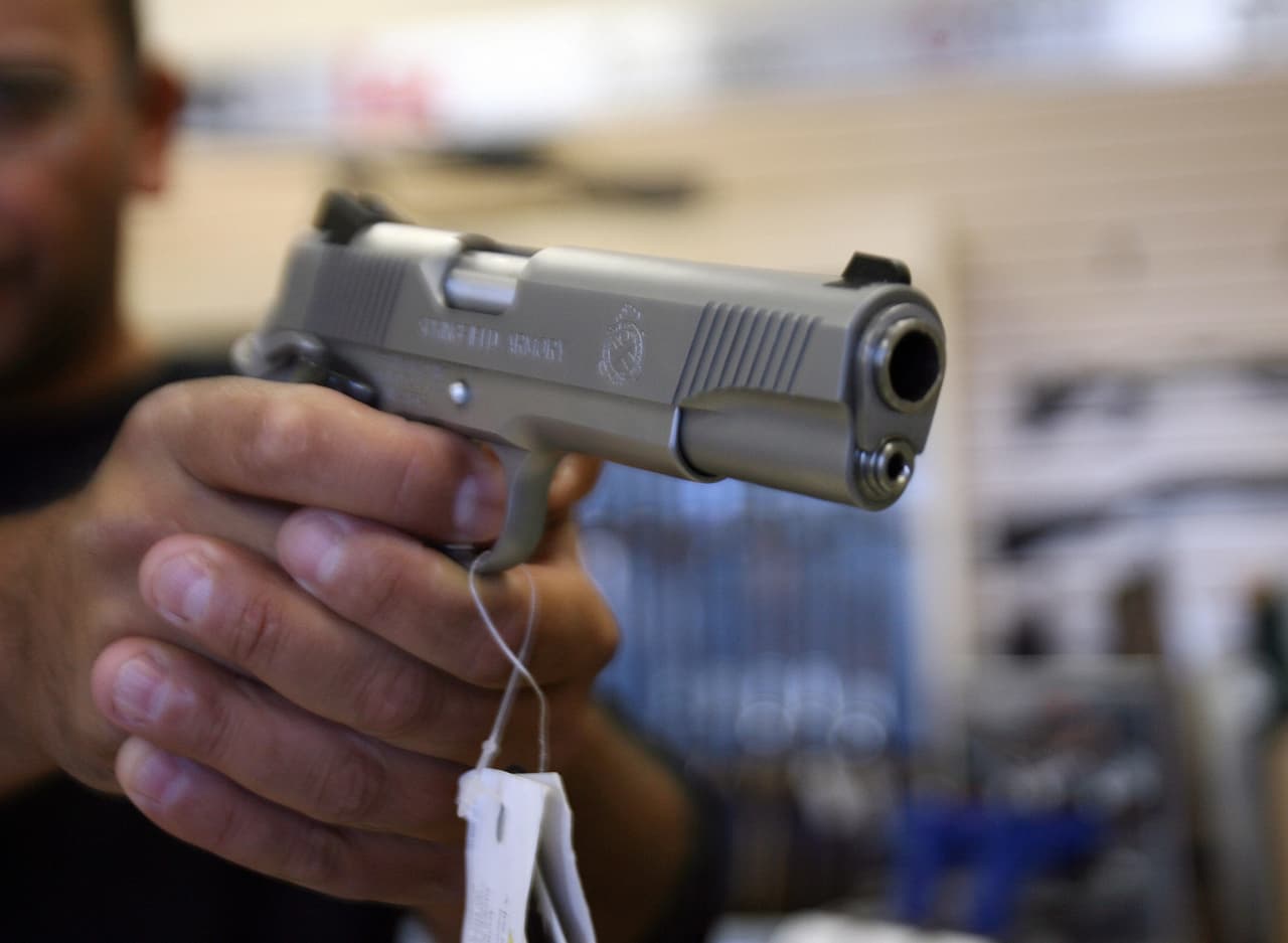 Este alcalde quiere mantener abiertas las tiendas de armas durante la pandemia del coronavirus