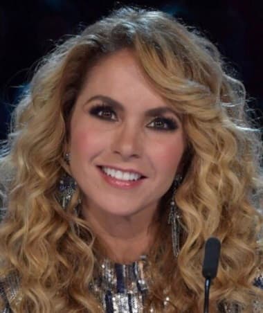 Lucero es una de las artistas más completas y con más trayectoria de la industria del entretenimiento, pues practicamente creció frente a las cámaras y ha destacado como actriz, cantante y conductora.