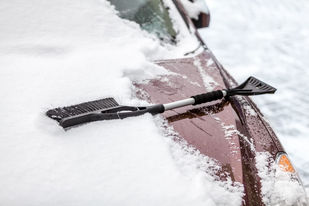 <h3 class="cms-H3-H3"><b>Cepillo para nieve / raspador de hielo</b></h3>
<br>
<br>Dos artículos esenciales para el invierno que también puedes encontrarlos en uno solo para mayor conveniencia. Estos ayudan a limpiar las ventanas y el parabrisas y de esta manera tener una mejor visibilidad mientras conduces. Pero si estás corto de tiempo y no puedes pasar por la tienda, también puedes usar estos 
<a href="https://www.univision.com/carros/consejos-de-carros/objetos-caseros-quitar-hielo-parabrisas-carro-fotos"><u>objetos caseros para quitar el hielo de tu carro</u></a>.