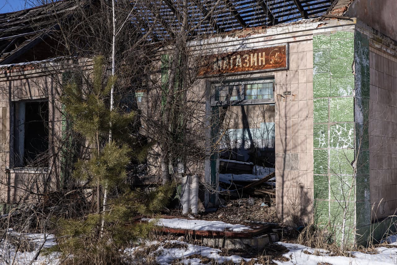 Algunos de los ataques de la invasión están siendo lanzados de Bielorusia, antigua república soviética que hoy es aliada de Rusia. En la foto una tienda abandonada cerca del cruce fronterizo entre Ucrania y Bielorrusia, muy cerca de la planta de Chernobyl, el 13 de febrero de 2022. 
<br>