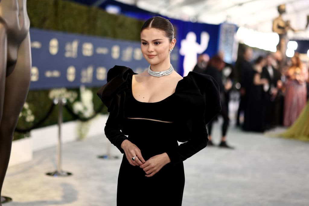 El precio de dicha joya ronda el millón de dólares y fue elegida para completar el look de Selena, inspirado en el personaje de Holly Golightly en ‘Breakfast at Tiffany’s’ (1961).