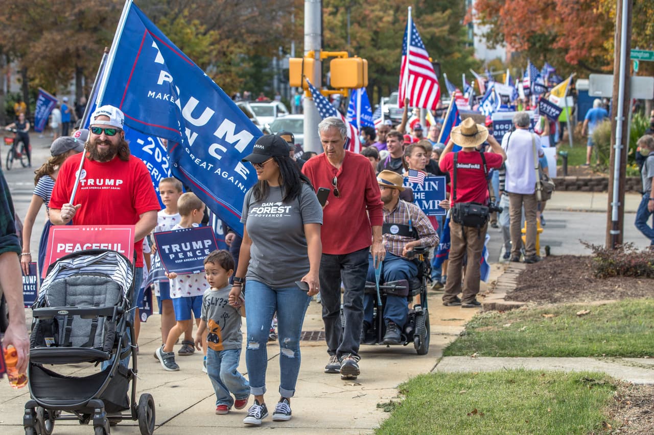 Alrededor de 76,000 votos marcan la diferencia
<b> </b>entre Joe Biden y Donald Trump, quien encabeza levemente la 
<a href="https://www.univision.com/temas/resultados-elecciones-north-carolina-2020">contienda presidencial</a> en Carolina del Norte con un 50.1%, le sigue el recién presidente electo con un 48.7%.