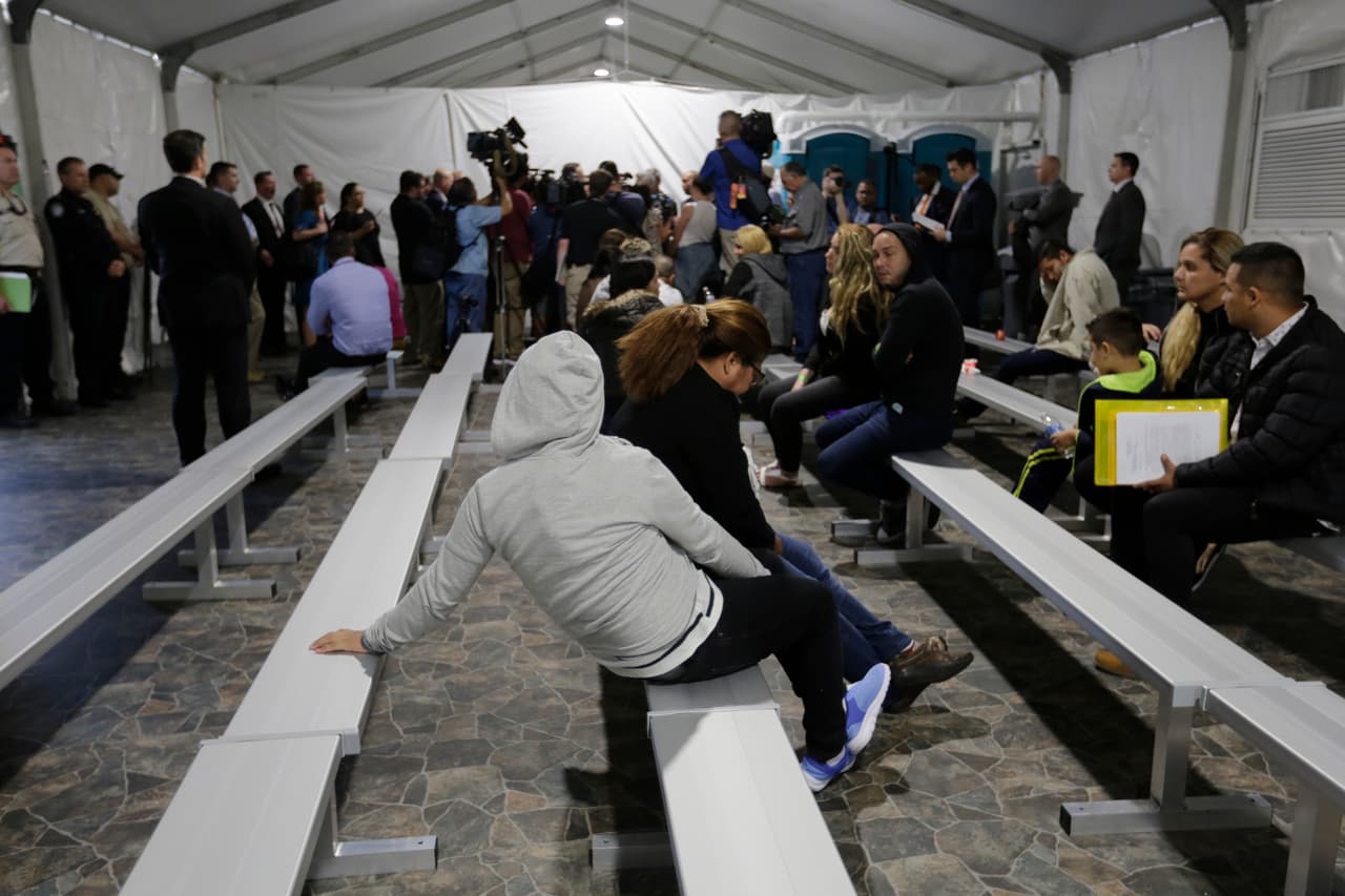 Un grupo de migrantes en la fila para ser atendidos en Laredo. El programa MPP se comenzó a implementar en enero de este año. Según declaró Kirstjen M. Nielsen, entonces secretaria de Seguridad de EEUU, esta política tiene como objetivo frenar el tráfico de personas que “no tienen el derecho legal de permanecer en EEUU” y “exigir que ciertas personas esperen sus procedimientos judiciales en México".