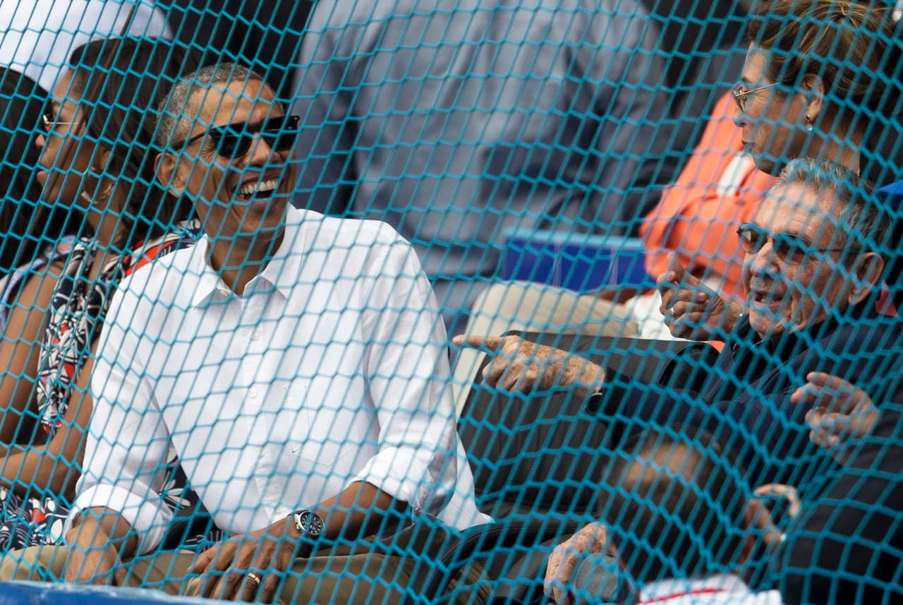 Pero el juego no será recordado por el resultado, sino por los dos mandatarios sentados en la primera fila del Estadio Latinoamericano. La concurrencia rugió cuando Obama y Castro ingresaron al estadio para luego dirigirse a sus asientos detrás del plato. "¡Raul! ¡Raúl!", coreó la gente.