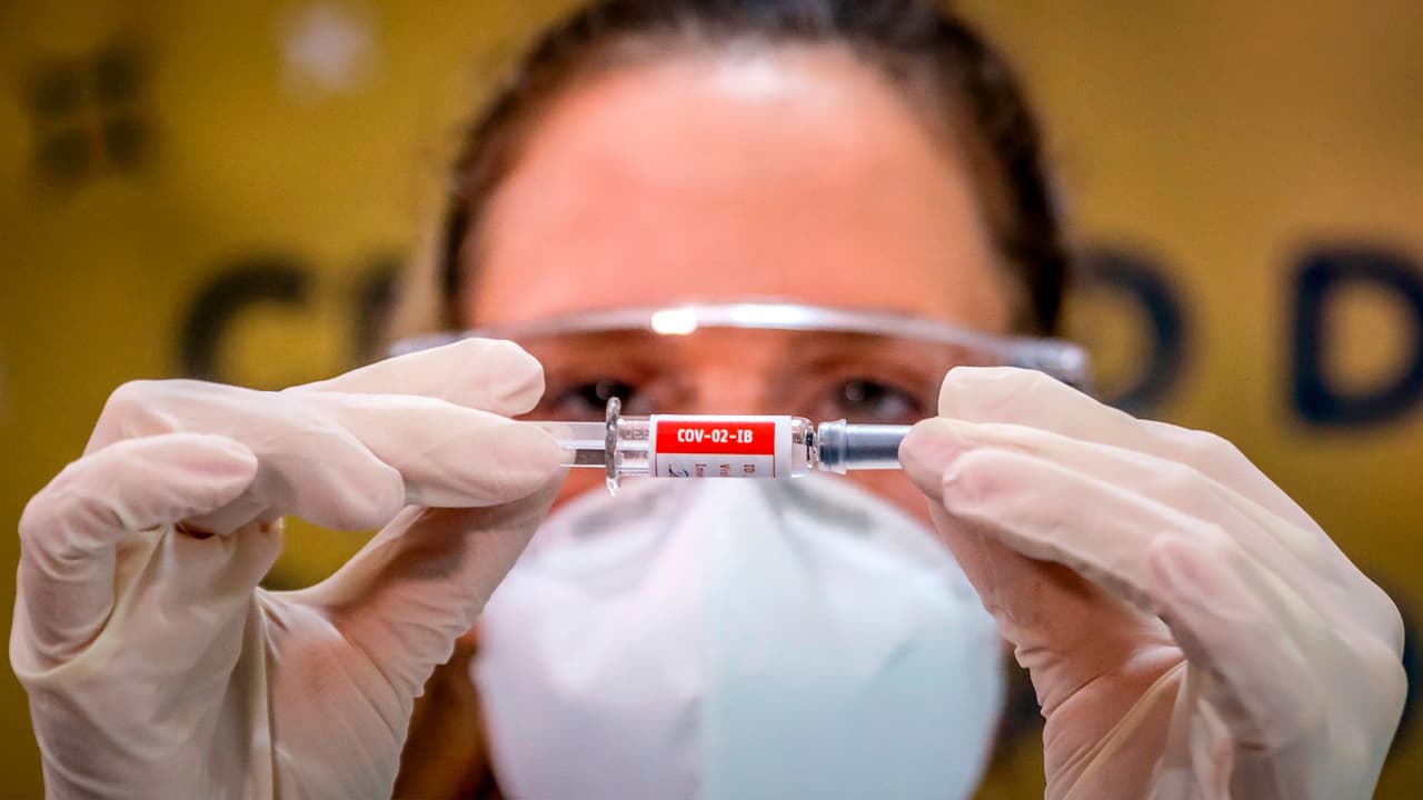 Jornada de luces y sombras: EEUU supera las 300,000 muertes por coronavirus en el inicio de la vacunación