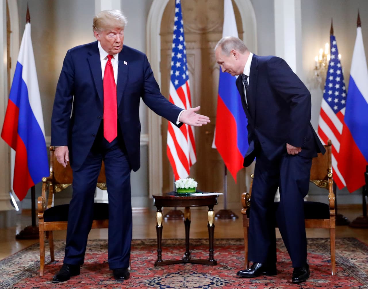 Cuando se le preguntó si confiaba en las agencias de inteligencia estadounidenses que concluyeron que Rusia interfirió en las elecciones de 2016, dijo que su jefe de la CIA le había dicho que era Rusia, pero que no tenía ninguna razón para creerlo.