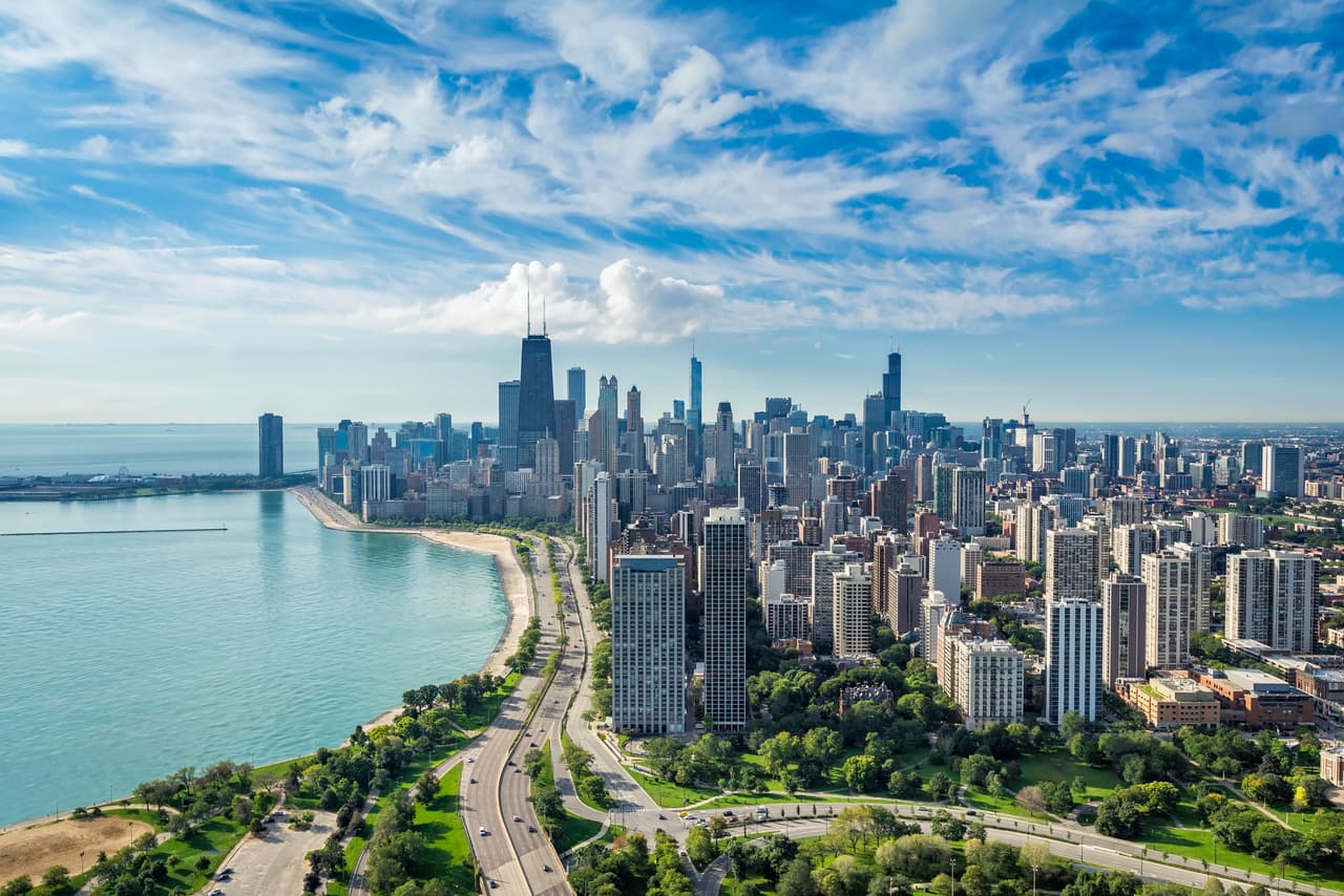 <h3 class="cms-H3-H3">7. Chicago, Illinois</h3>
<br>
<br>➡️ 
<b>Cantidad de personas sin techo: </b>5,390
<br>
<br>Chicago enfrenta una crisis de personas sin hogar. Parte de la razón por la que esto es así es que Chicago es una ciudad poblada con más de dos millones de habitantes. Una de las razones a las que se atribuye el problema es la falta de vivienda asequible en la ciudad.
<br>