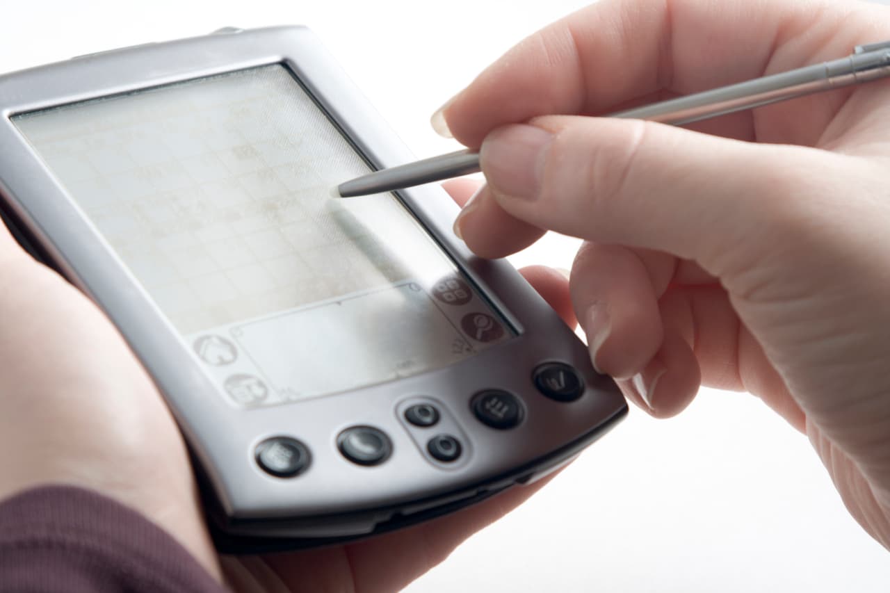 <b>Asistente personal digital, PDA o ‘palms’.</b>
<br>
<br>Estos aparatos creados para ayudar con la planificación diaria de las personas y llegaron a tener conexión WiFi, teclados con lápices y reconocimiento de voz. Podían enviar un fax o un correo electrónico pero fueron desplazados en la década de 2010 por los teléfonos inteligentes.