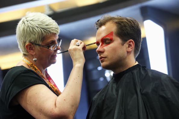 <b>Maquillador profesional para artistas de teatro </b>
<br>Salario medio anual: $121.600
<br>En Nueva York y Nueva Jersey, es donde mejor se paga este trabajo (el salario promedio anual en el resto del país es de $99,000).El trabajo de los maquillistas es muy interesante, porque interactúan y conocen a todo tipo de personalidades. 
<br>