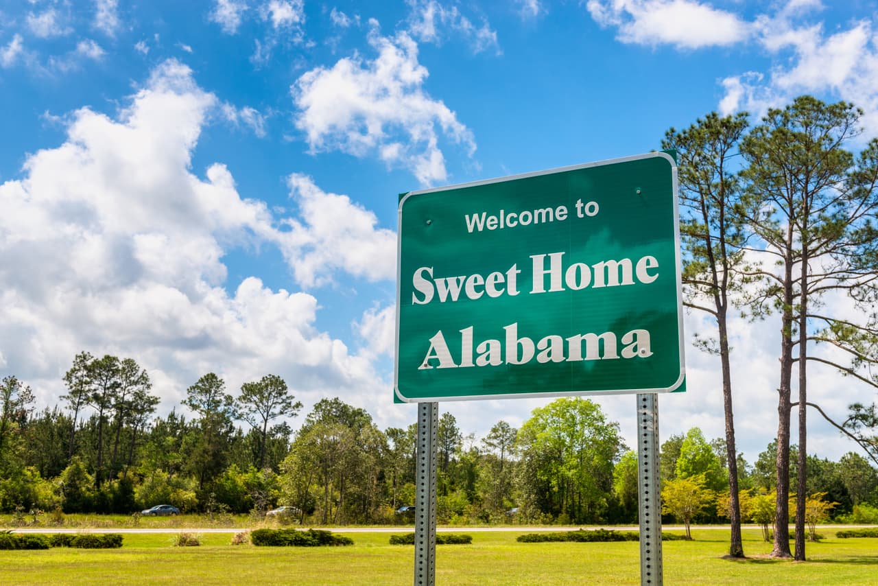 <h3 class="cms-H3-H3">5. Alabama</h3>
<br>
<br>
<b>Fallecimientos por armas de fuego por cada 100,000 personas:</b> 23.6
<br>
<br>
<b>Total de muertes por armas de fuego en 2020: </b>1,141 (#16)
<br>
<br>
<b>Población: </b>4,893,186 habitantes.
