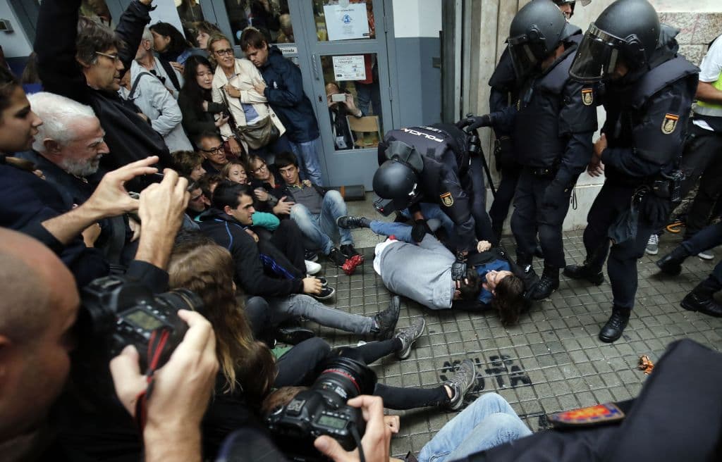 La alcaldesa de Barcelona, la izquierdista Ada Colau, arremetió por su parte contra el presidente del gobierno español, Mariano Rajoy, que por el momento guardaba silencio.