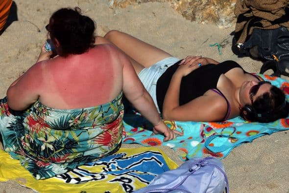 El calor excesivo puede provocar quemaduras solares, calambres por calor, agotamiento por calor y golpe de calor. Si alguien experimenta calambres por calor en las piernas o el abdomen, llévelo a un lugar más fresco, haga que descansen, estire ligeramente el músculo afectado y reponga sus líquidos con medio vaso (aproximadamente 4 onzas) de agua fría cada 15 minutos.
<br>