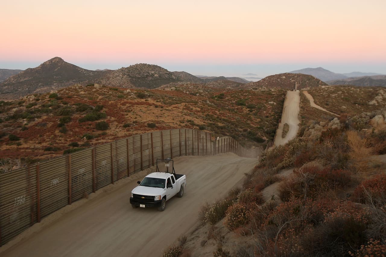 Muchos de estos cuerpos no tienen identificaciones, ya que sus coyotes (contrabandistas) les aconsejan que tiren las identificaciones para que puedan mentir sobre sus identidades a los agentes de la Patrulla Fronteriza.