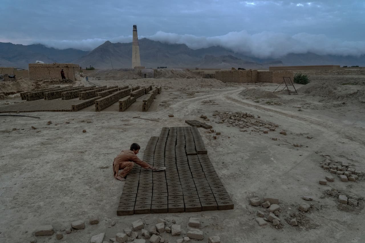 Los trabajadores reciben el 
<b>equivalente a $4 por cada 1,000 ladrillos que fabrican.</b> Un adulto que trabaje solo no puede hacer esa cantidad en un día, 
<b>pero si los niños ayudan, pueden hacer 1,500 ladrillos por día, </b>dicen los trabajadores.