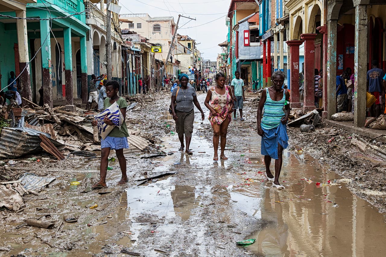 Habitantes de Jeremie recogen sus pertenencias y se organizan para la limpieza, luego del paso del huracán Matthew.