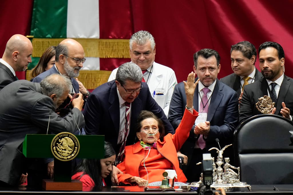 Ifigenia Martínez, presidenta de la Cámara de Diputados, saluda antes de la ceremonia de juramentación.