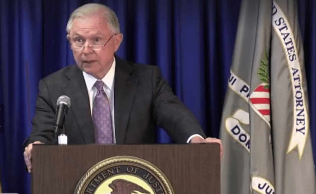 Jeff Sessions alaba dura ley migratoria de Texas y arremete contra las "ciudades santuario"