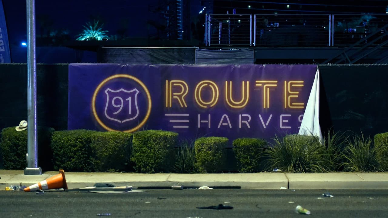 Desde una habitación en el piso 32 del hotel Mandalay Bay, Stephen Paddock, disparó contra los asistentes del festival. Su letal atentando tuvo un saldo de 59 muertes y 851 heridos. 
<b>En el video puedes conocer más detalles.</b>