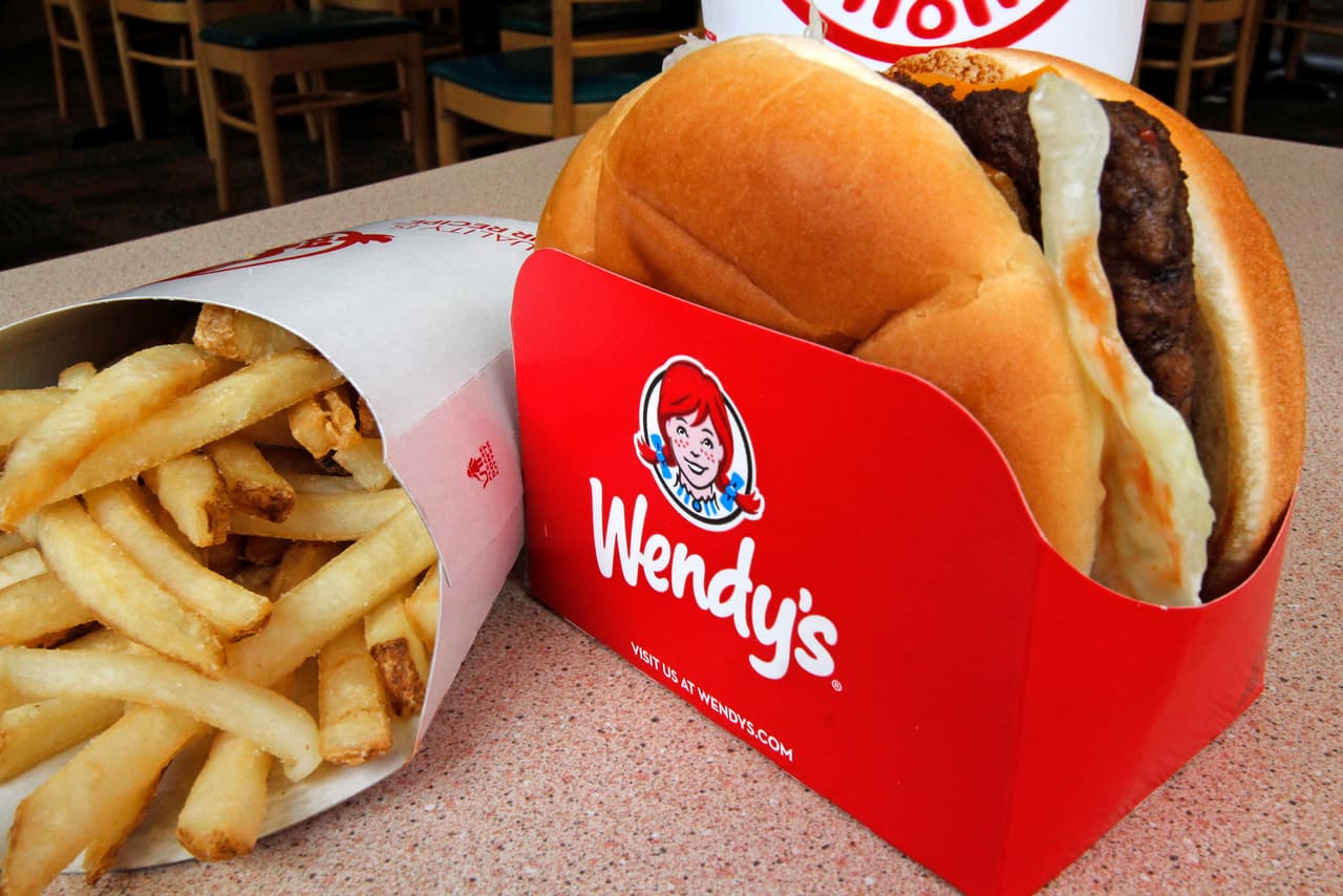 <b>Wendy’s. Calificación: D-. </b>Tiene 5,769 restaurantes en EEUU y sus ventas en 2017 fueron de 9,310 millones de dólares. 
<a href="https://www.wendys.com/animal-antibiotic-use-policy."><u>Tiene una política de uso de antibióticos disponible</u></a> que fue auditada de manera independiente y sí respondió cuestionario enviado por los investigadores. Logró 37 puntos de 100 en la evaluación.
