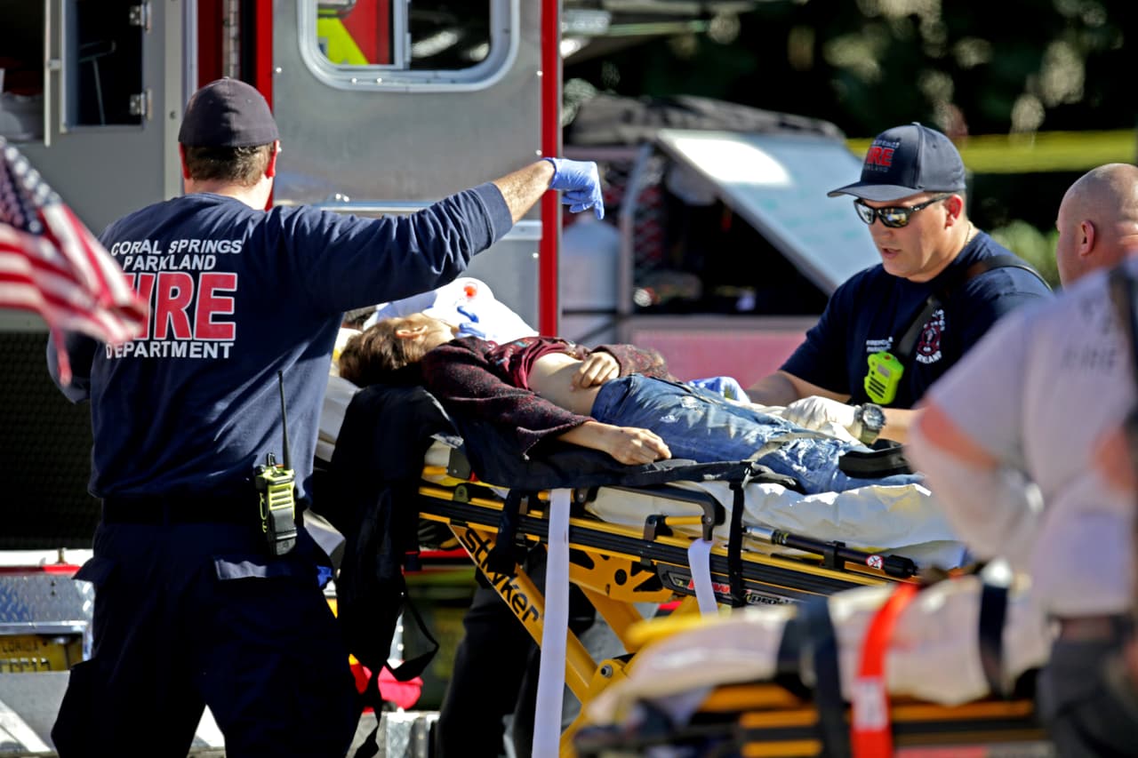 El alguacil del condado de Broward, Scott Israel, indicó que hay al menos 17 muertos y que más de una decena de heridos fueron trasladados a dos hospitales de la zona. El atacante, un ex alumno del centro, ya fue detenido.
