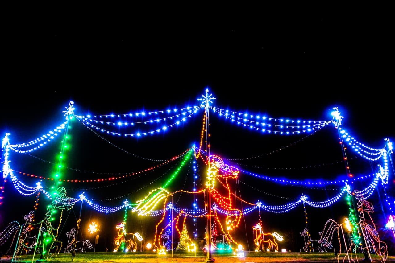 <b>Lakeside Lights Spectacular</b>
<br>
<b>Fechas</b>: 22 de noviembre al 15 de enero
<br>
<b>Lugar</b>: Margaritaville at Lanier Islands. 7650 Lanier Islands Pkwy. Buford, GA
<br>
<b>Sitio web</b>: 
<a href="https://www.margaritavilleresorts.com/margaritaville-at-lanier-islands/attractions/margaritavilles-lakeside-lights-spectacular">https://www.margaritavilleresorts.com/margaritaville-at-lanier-islands/attractions/margaritavilles-lakeside-lights-spectacular</a>
<br>
<br>Da un paseo mágico a través de un increíble espectáculo de luces con música festiva de temporada.