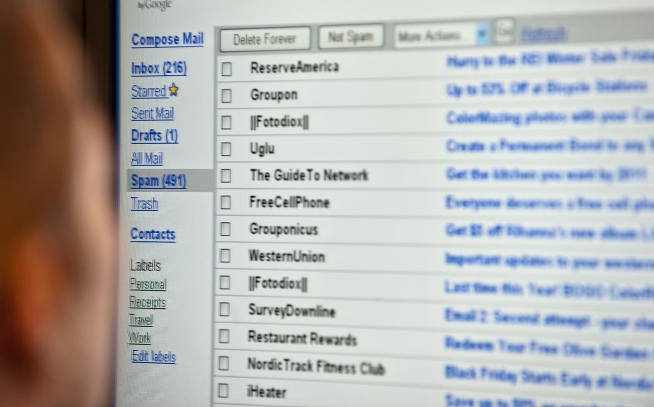 <b>7 - Aléjate de lo sospechoso.</b>
<br>No abras enlaces ni archivos desconocidos, menos si te llegan por correo o redes sociales. 
<b>Si no confías en el remitente o no esperabas que esa persona te mande algo</b>, no lo abras. 
<b>Las web también pueden tener malware</b>. Desconfía de los ".exe" y ten cuidado con extensiones ocultas ya que tanto Windows como Mac ocultan a veces la parte ".exe" del nombre. Para solucionarlo, en 
<b>Windows</b> ve a Configuración > Opciones del explorador > Ver, y quita la opción “Ocultar las extensiones de archivo para tipos de archivo conocidos”. 
<b>En Mac</b> ve a Finder > Preferencias > “Ocultar extensiones de nombres de archivo”. 
<br>