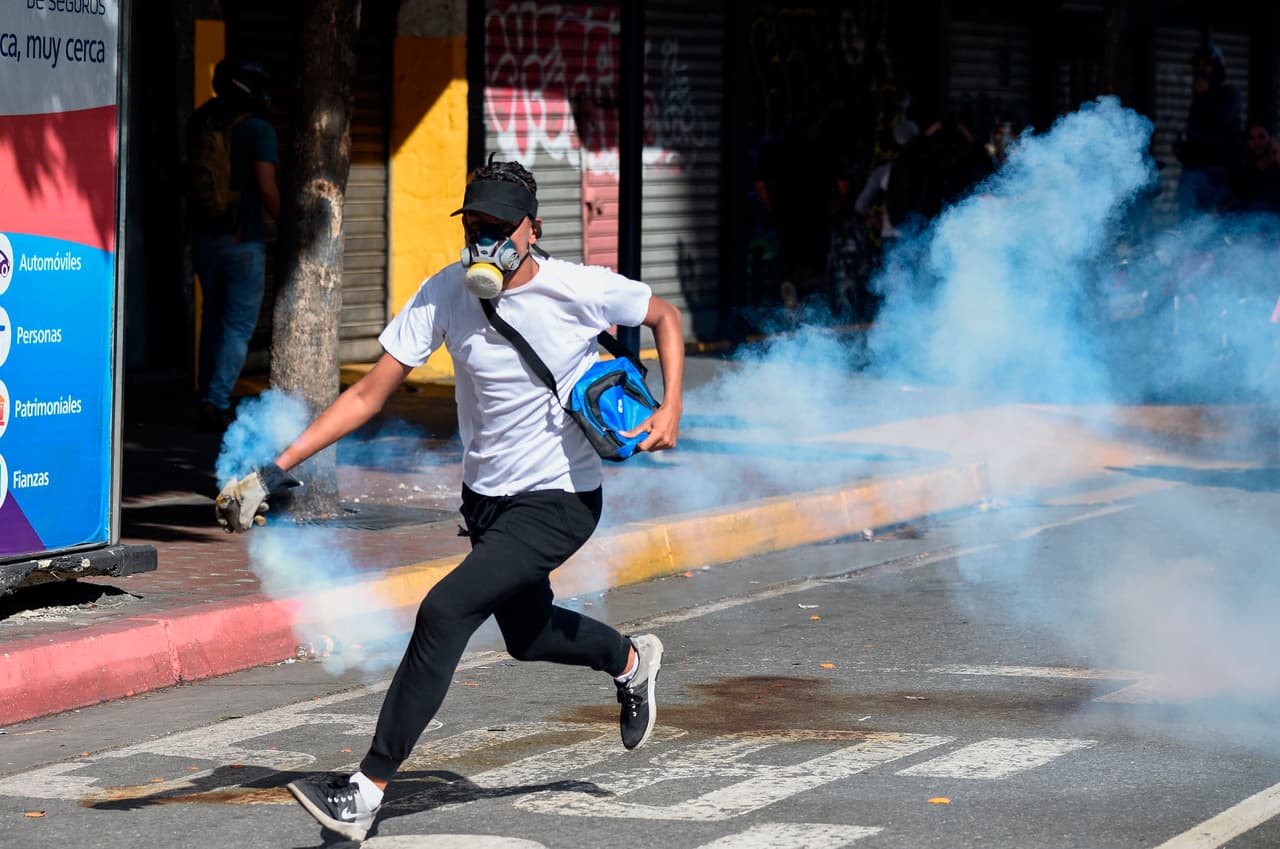 El gobernador del estado Bolívar, Justo Noguera, informó la muerte de tres personas durante saqueos la noche del martes a comercios de alimentos y hortalizas en Ciudad Bolívar, la capital estatal en esa región del sureste venezolano. Otros dos ciudadanos resultaron heridos.