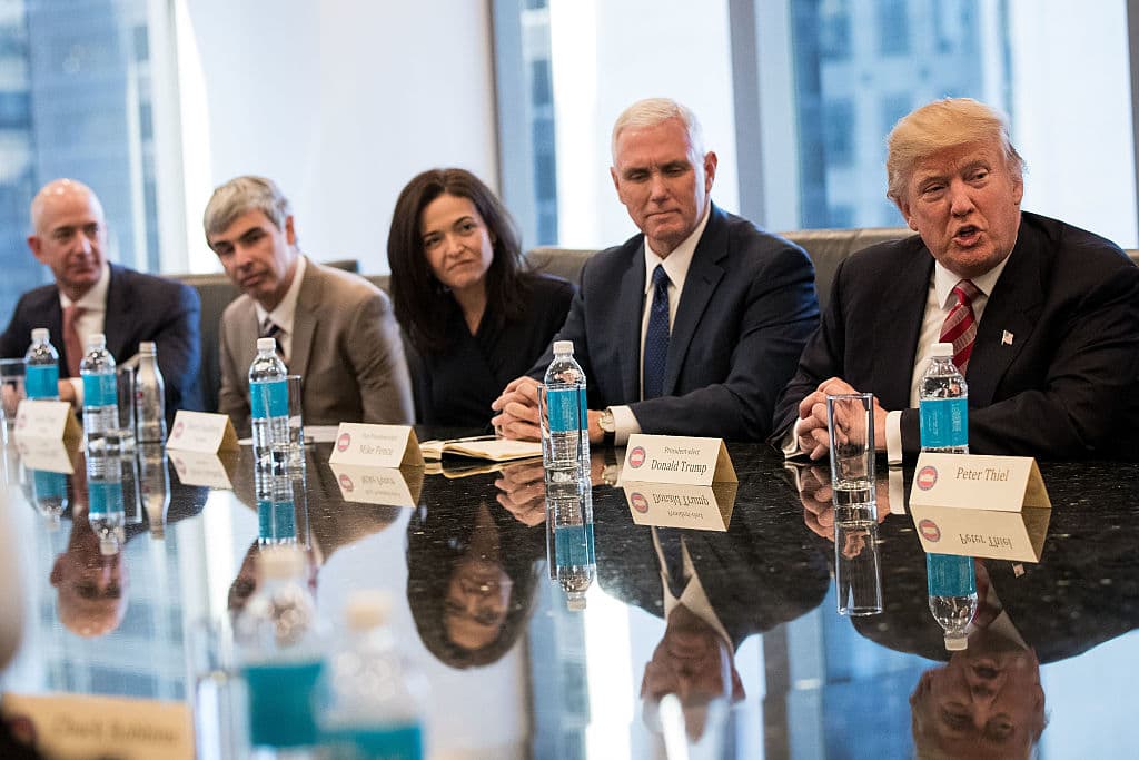 Trabajadores de la industria tecnológica critican a sus líderes por su acercamiento con Trump