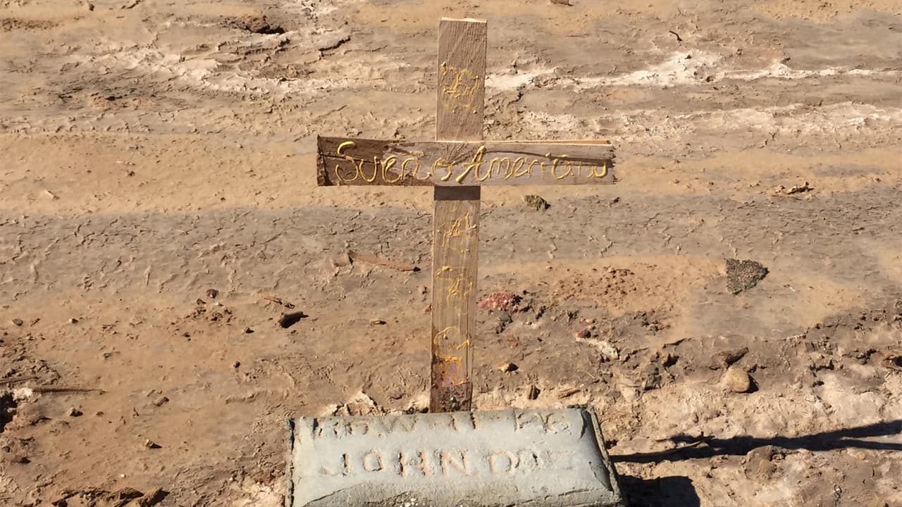 De las cientos de hileras, se cree que apenas un 15% ha sido reconocido por algún familiar.
<br>Algunas cruces tienen marcado 'Sueño Americano' en referencia a la peregrinación de muchos migrantes que cruzaron y murieron en su intento.