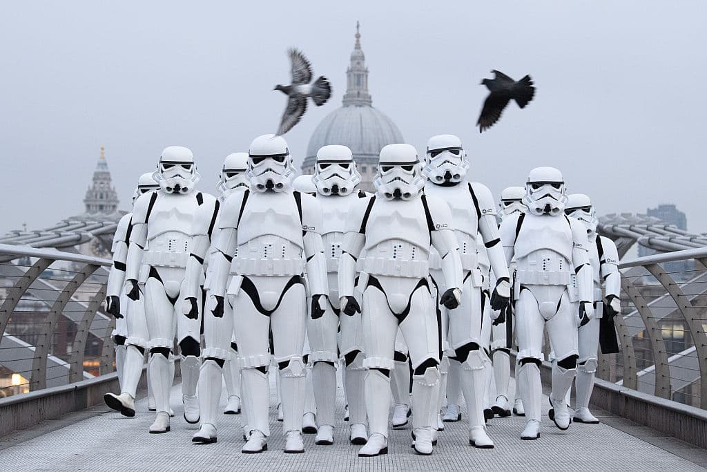 <b>Trump y 'Star Wars'</b>
<br>Las falsas noticias llegaron a las más las más lejanas galaxias y provocaron un boicot de seguidores de Trump contra 'Star Wars'. Los seguidores del presidente electo lanzaron una campaña el pasado 16 de diciembre pasado en contra
<i> 'Rogue One' </i>con el hashtag #DumpStarWars porque, según explicaron, la cinta contenía mensajes ocultos en contra del próximo inquilino de la Casa Blanca.
<br>