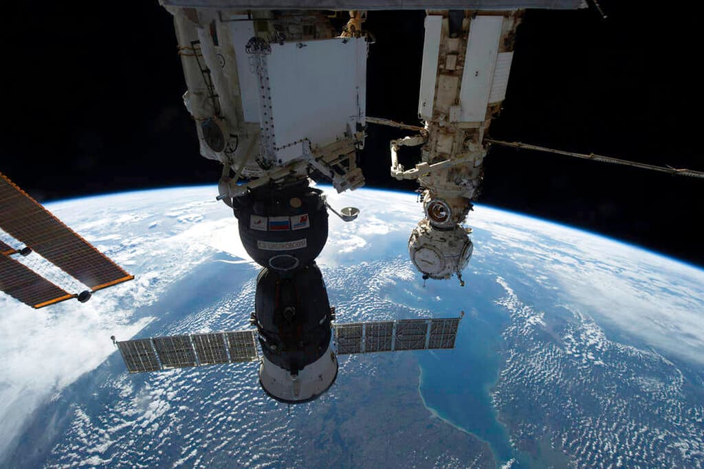 Por qué Rusia tendrá que lanzar una cápsula de rescate para traer a la Tierra a un estadounidense  y otros dos cosmonautas de la Estación Espacial Internacional 