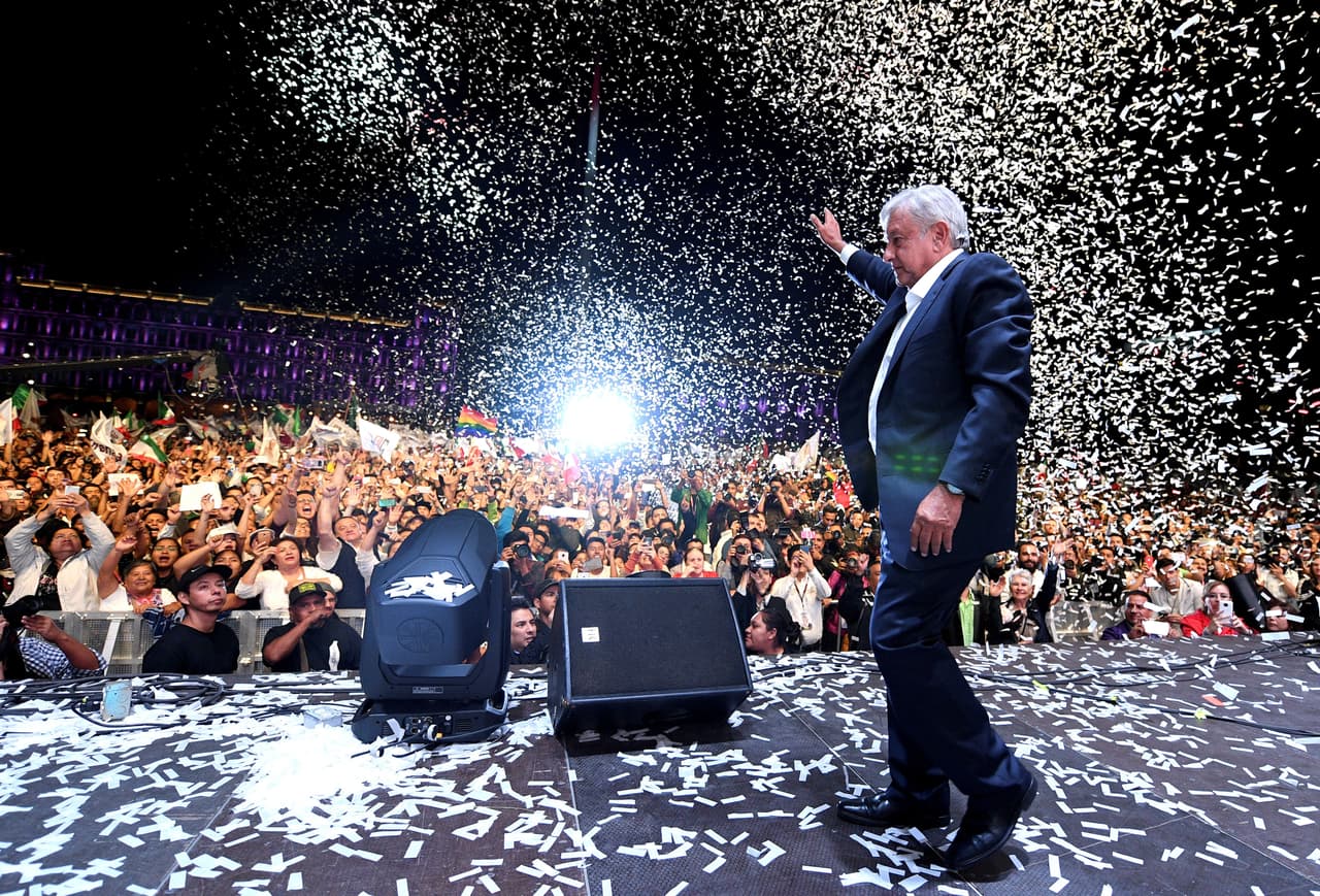 "Ahora vamos a transformar a México. Voy a dedicarme en este tiempo, hasta el día 1 de diciembre, que va a ser la toma de posesión, a trabajar con los miembros del nuevo gabinete para elaborar los proyectos, no perder tiempo", continuó.