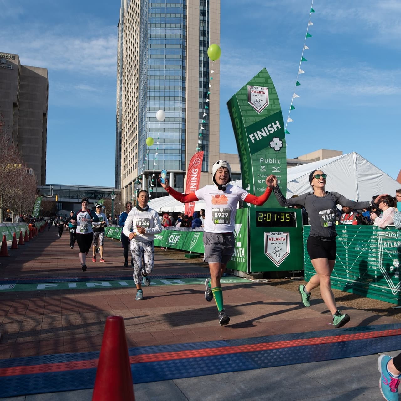 <b><a href="https://www.atlantatrackclub.org/2022-publix-atlanta-marathon-weekend" target="_blank">Publix Atlanta Marathon, Half Marathon & 5K (26 y 27 de febrero)</a></b>: Serie de carreras anual con opciones de maratón y medio maratón a través del centro de Atlanta. Líneas de salida y llegada en Centennial Olympic Park.