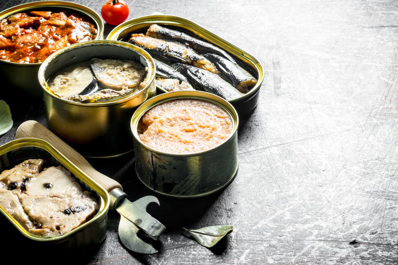 <b>Puesto 18. Pescados y mariscos no perecederos, con una subida del 4.6%</b> entre febrero y junio de 2020.
<br>
<br>Durante ese período, estos artículos alcanzaron su precio más alto en más de una década. Las ventas de comestibles enlatados se dispararon durante las fases iniciales de la pandemia, lo que probablemente contribuyó al alza.
<br>