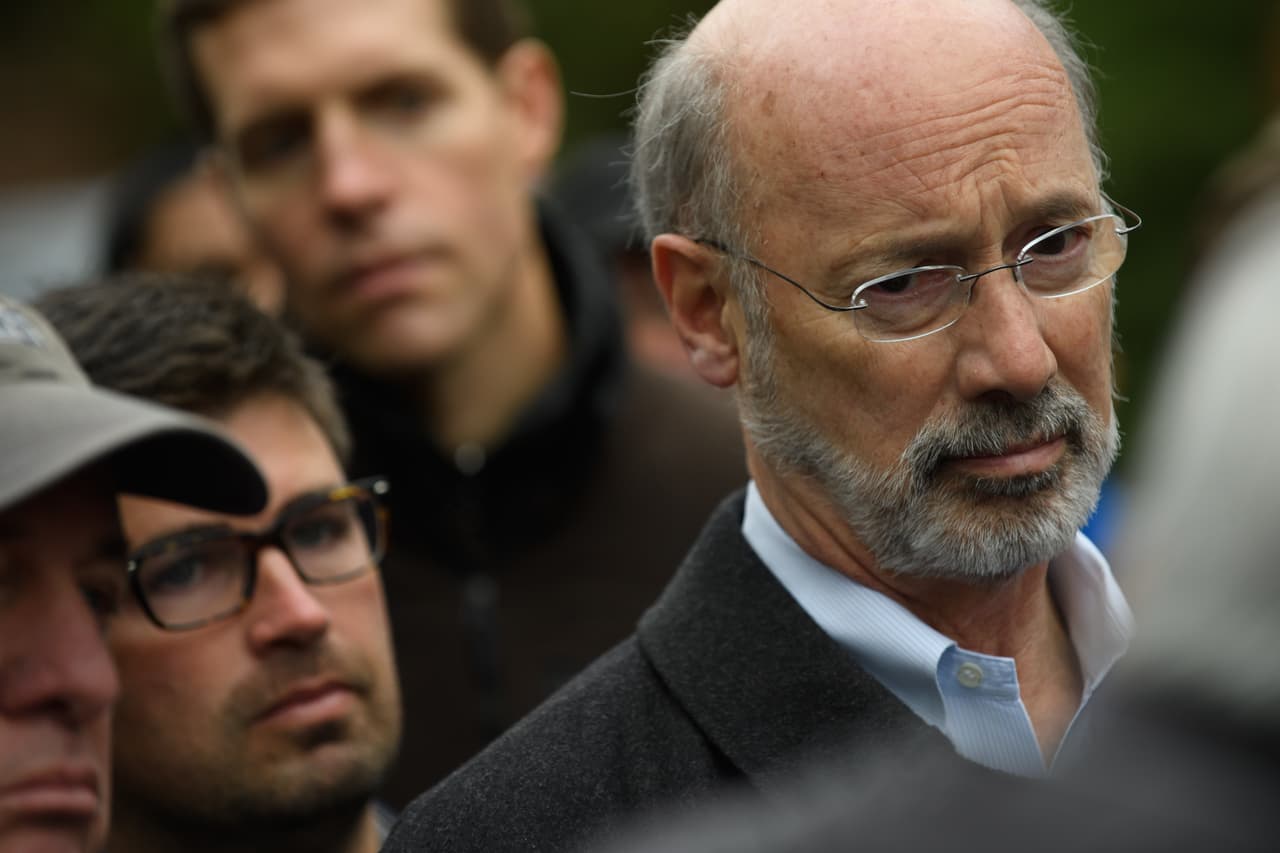 ✅ 
<b>Pensilvania |</b> FEMA dijo el 24 de agosto que dio luz verde a los fondos para este estado. En la foto, su gobernador, el demócrata Tom Wolf, en un evento conmemorativo el 27 de octubre del 2018.