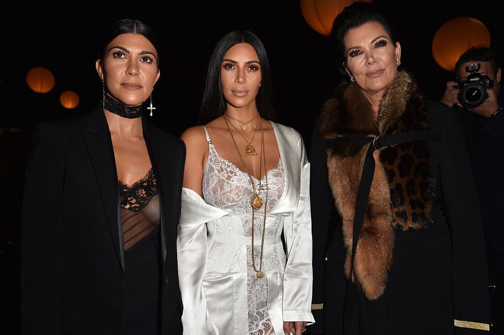 Kourtney Kardashian, Kim Kardashian y Kris Jenner en el desfile Givenchy, en París
