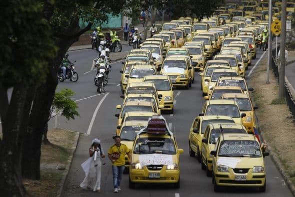 Docenas de taxistas en Cali, en Colombia, protestaron el 29 de julio de 2015, exigiendo la salida de la aplicación tecnológica.
