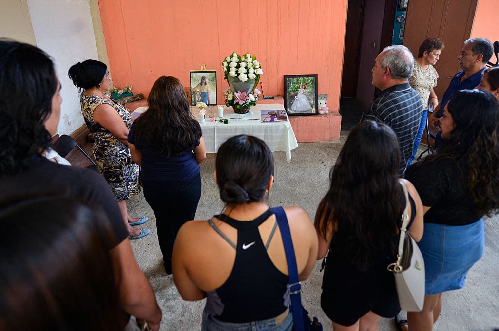 La vivienda de 
<b><a href="https://www.univision.com/local/nueva-york-wxtv/accidente-en-nueva-york-buque-de-la-marina-mexicana-puente-de-brooklyn" target="_blank">la cadete América Yamileth Sánchez</a> </b>en Veracruz se llenó este domingo de familiares y amigos que aún no podían creer que estaba muerta. Sobre la repatriación del cuerpo, a tempranas horas, la familia no había recibido información oficial por parte del gobierno.